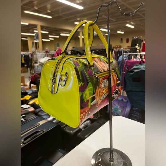 With brightly designed and posh brand-new La Philipe. - Picture 2 of 3